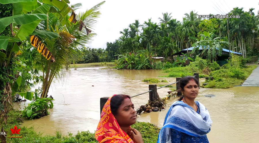 Pradhan of Dasrathpur village with a villager during inspection of flood