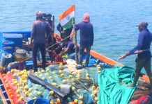 पुलिस समुद्री बल रंगत के MV सनटूक ने बहती मछली पकड़ने वाली नाव को बचाया Police Marine Force