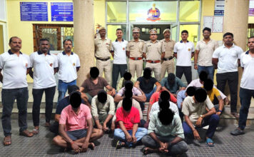 पुलिस स्टेशन एबरडीन द्वारा जुआ अड्डे का भंडाफोड़ किया गया और 17 लोगों को गिरफ्तार किया गया