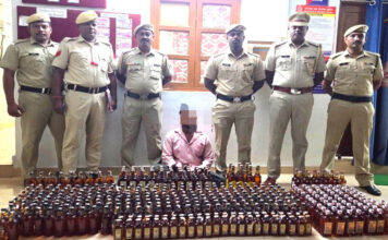 рдкреБрд▓рд┐рд╕ рдерд╛рдирд╛ рдмрд╛рд░рд╛рдЯрд╛рдВрдЧ рджреНрд╡рд╛рд░рд╛ рдЕрд╡реИрдз рд╢рд░рд╛рдм рдХреА рдмрдбрд╝реА рдЬрдмреНрддреА, рдПрдХ рдЧрд┐рд░рдлреНрддрд╛рд░ Daaru