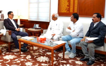 सांसद बिष्णु पदा रे ने जिला परिषद के अध्यक्ष श्री प्रकाश अधिकारी के साथ संसद भवन में केंद्रीय अल्पसंख्यक मंत्री श्री किरेन रिजिजू जी से मुलाकात की Bishnu With Kiran Rejiju