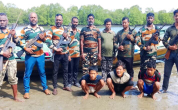 A&N पुलिस ने 08 म्यांमार के शिकारियों और इंजन वाली नाव को पकड़ा और लगभग 800 किलोग्राम समुद्री खीरा ज़ब्त किया। myanmarees Caught