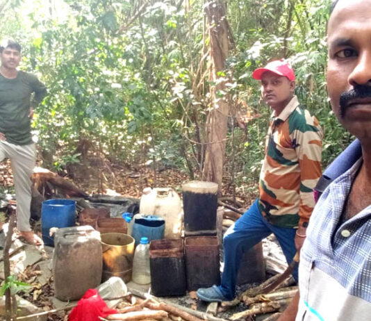 PS рдХрд╛рд▓реАрдШрд╛рдЯ рдиреЗ рддрд╛рд▓рдмрдЧрд╛рди рдЬрдВрдЧрд▓ рдореЗрдВ рдЕрд╡реИрдз рд╢рд░рд╛рдм рдмрдирд╛рдиреЗ рдХрд╛ рднрдВрдбрд╛рдлреЛрдбрд╝ рдХрд┐рдпрд╛ред Lahan