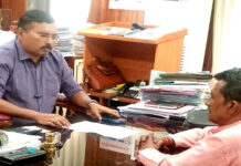 हरिनगर के प्रधान श्री मनोजित हल्दर ने APWD के मुख्य अभियंता (मुख्य इंजीनियर ) प्रिजित रेख से मुलाक़ात की। Chief Engineer