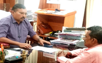 हरिनगर के प्रधान श्री मनोजित हल्दर ने APWD के मुख्य अभियंता (मुख्य इंजीनियर ) प्रिजित रेख से मुलाक़ात की। Chief Engineer