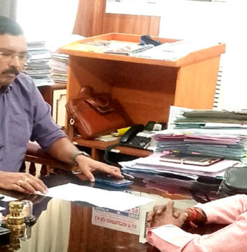 рд╣рд░рд┐рдирдЧрд░ рдХреЗ рдкреНрд░рдзрд╛рди рд╢реНрд░реА рдордиреЛрдЬрд┐рдд рд╣рд▓реНрджрд░ рдиреЗ APWD рдХреЗ рдореБрдЦреНрдп рдЕрднрд┐рдпрдВрддрд╛ (рдореБрдЦреНрдп рдЗрдВрдЬреАрдирд┐рдпрд░ ) рдкреНрд░рд┐рдЬрд┐рдд рд░реЗрдЦ рд╕реЗ рдореБрд▓рд╛рдХрд╝рд╛рдд рдХреАред Chief Engineer