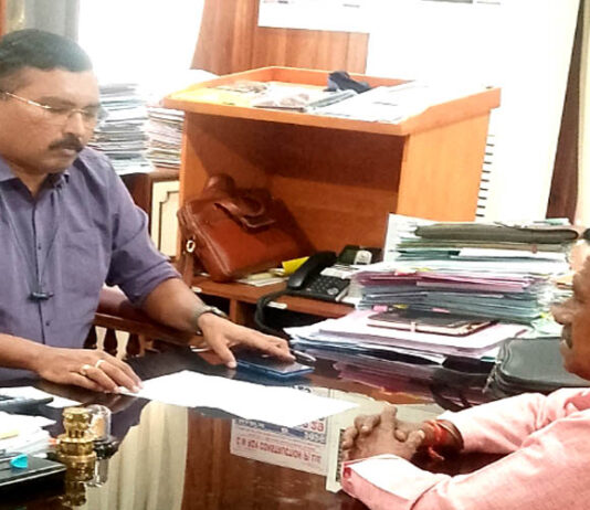 हरिनगर के प्रधान श्री मनोजित हल्दर ने APWD के मुख्य अभियंता (मुख्य इंजीनियर ) प्रिजित रेख से मुलाक़ात की। Chief Engineer