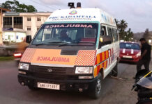 एक चलती एम्बुलेंस का पिछला चक्का अचानक खुल गया, एम्बुलेंस 10 मीटर तक घसीट कर गया ambulance