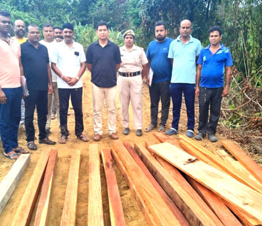 कालीघाट संयुक्त अभियान में अवैध रूप से हाथ से काटी गई लकड़ी बरामद Timber